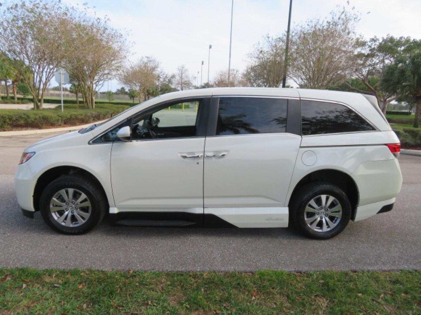 2016 White /Truffle Honda Odyssey (5FNRL5H63GB) , Automatic transmission, located at 4301 Oak Circle #19, Boca Raton, FL, 33431, (954) 561-2499, 26.388861, -80.084038 - You are looking at Gorgeous Pearl White Diamond 2016 Honda Odyssey EX-L VMI Northstar Handicap Wheelchair Conversion Van with 79K Original Miles, In-Floor Power Side Entry Ramp with Kneeling Van Function, Passenger Side 6 Way Transfer Seat, Quick Release Driver's Seat, Hand Controls, Tie Down System - Photo#23